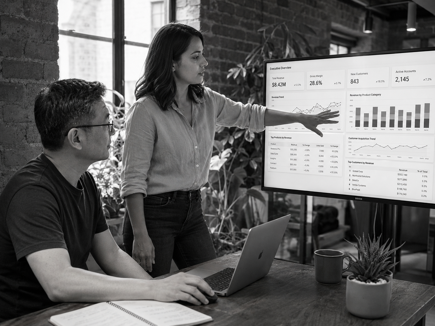 Dos profesionales revisando dashboards de una solución de IA en operación